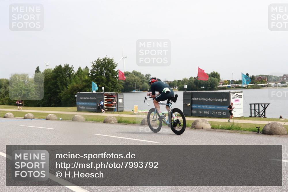 15.06.2025 - 27. Vierlanden-Triathlon H.Heesch http://msf.ph/oto/7993792 15.06.2025 11:18:03 Radfahren 199, 799, 830 meine-sportfotos.de