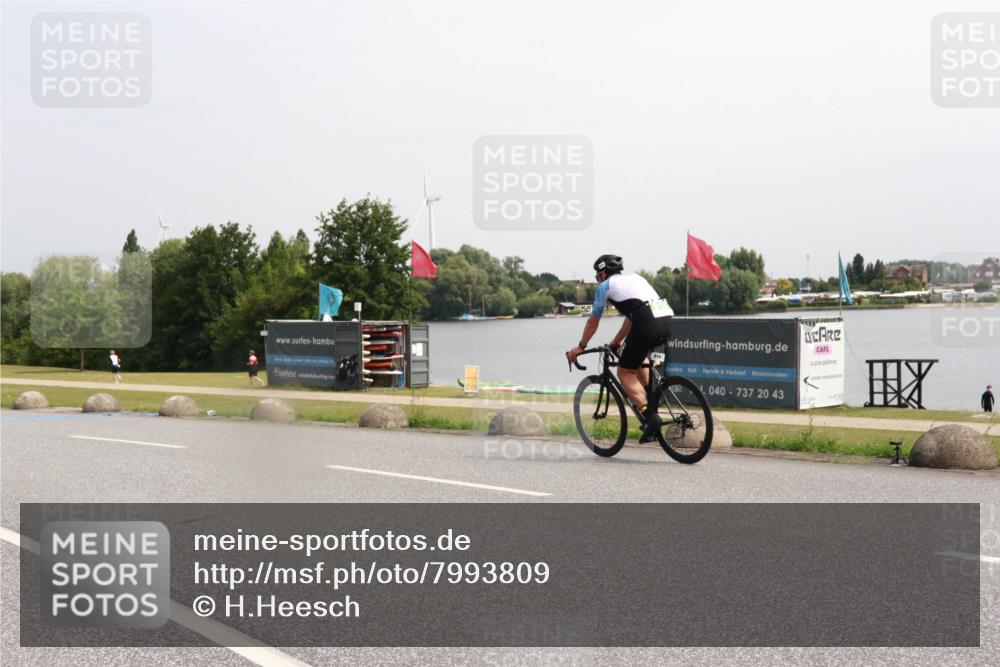 15.06.2025 - 27. Vierlanden-Triathlon H.Heesch http://msf.ph/oto/7993809 15.06.2025 11:18:18 Radfahren 816, 829 meine-sportfotos.de