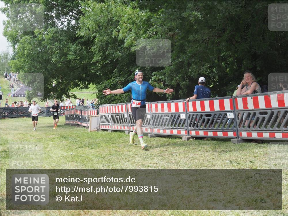 21.06.2025 - 27. Vierlanden-Triathlon KatJ http://msf.ph/oto/7993815 15.06.2025 12:41:28 Ziel 20, 27 meine-sportfotos.de