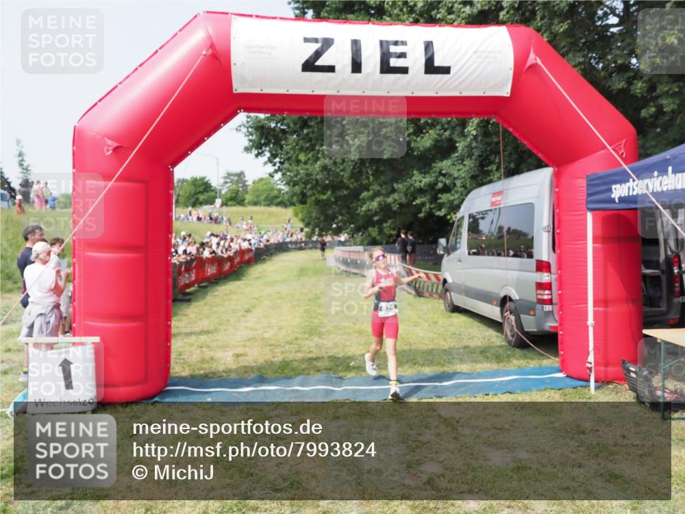 21.06.2025 - 27. Vierlanden-Triathlon MichiJ http://msf.ph/oto/7993824 15.06.2026 11:17:27 Ziel  meine-sportfotos.de