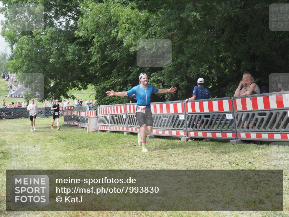 21.06.2025 - 27. Vierlanden-Triathlon KatJ http://msf.ph/oto/7993830 15.06.2025 12:41:28 Ziel 20, 27 meine-sportfotos.de