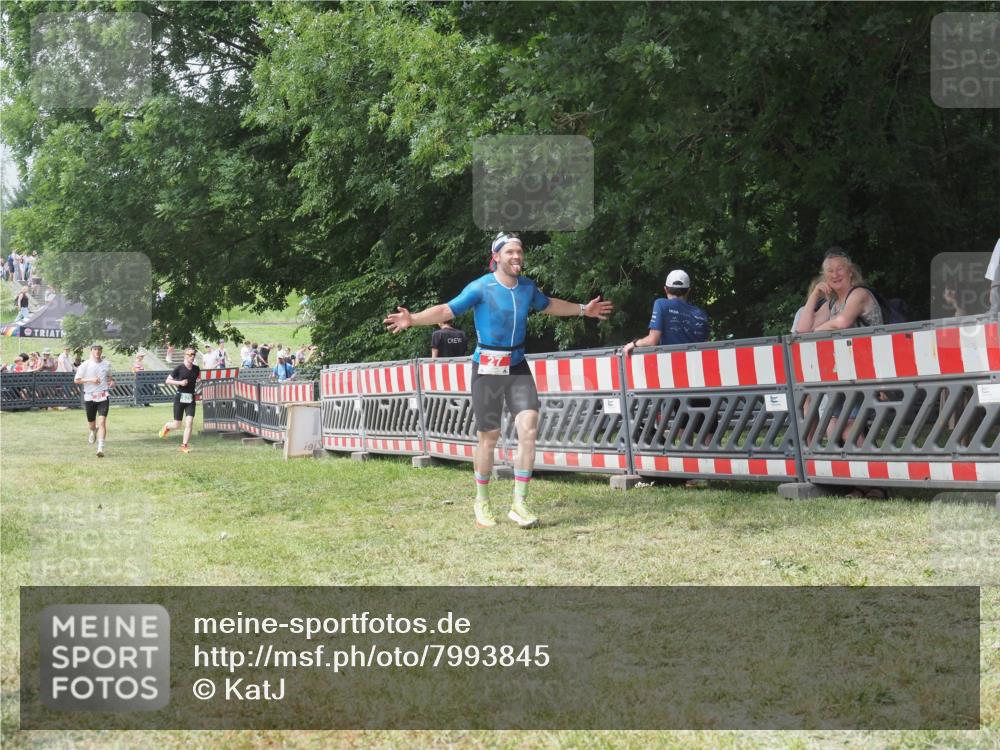 21.06.2025 - 27. Vierlanden-Triathlon KatJ http://msf.ph/oto/7993845 15.06.2025 12:41:28 Ziel 20, 27 meine-sportfotos.de