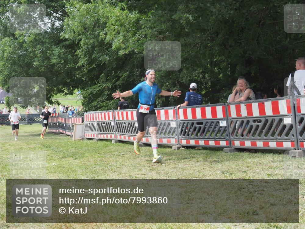 21.06.2025 - 27. Vierlanden-Triathlon KatJ http://msf.ph/oto/7993860 15.06.2025 12:41:29 Ziel 20, 27 meine-sportfotos.de