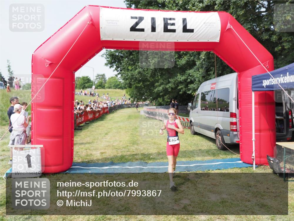 21.06.2025 - 27. Vierlanden-Triathlon MichiJ http://msf.ph/oto/7993867 15.06.2026 11:17:27 Ziel  meine-sportfotos.de