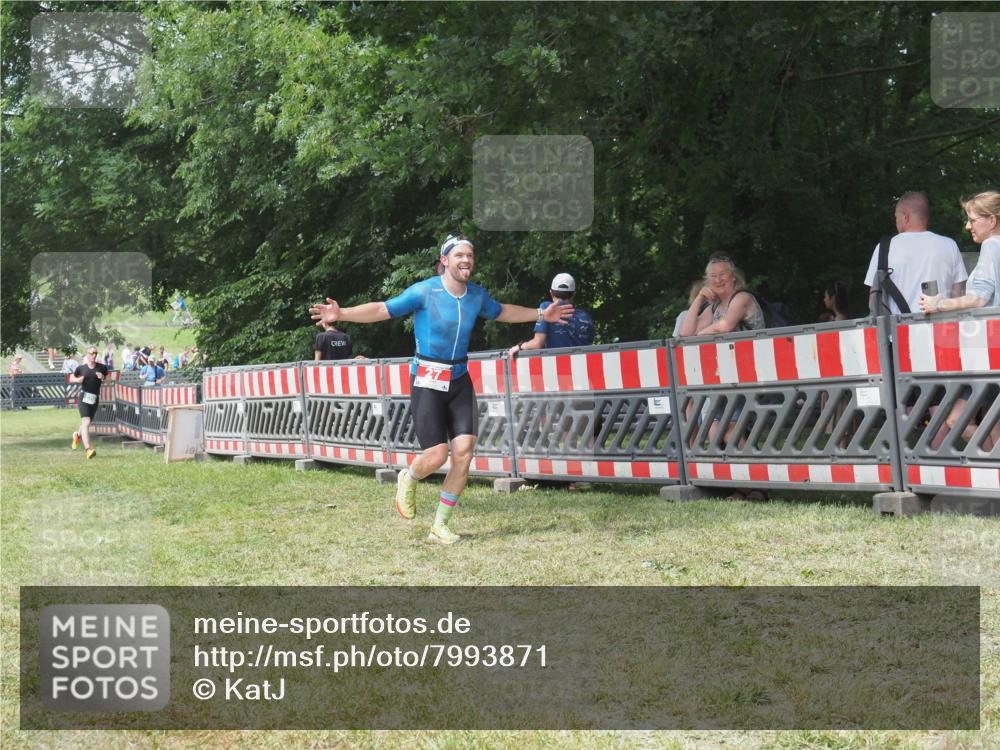 21.06.2025 - 27. Vierlanden-Triathlon KatJ http://msf.ph/oto/7993871 15.06.2025 12:41:29 Ziel 20, 27 meine-sportfotos.de