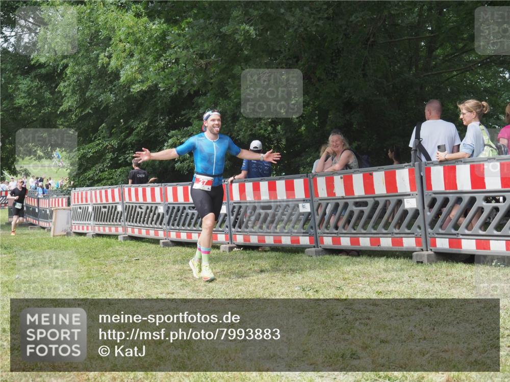 21.06.2025 - 27. Vierlanden-Triathlon KatJ http://msf.ph/oto/7993883 15.06.2025 12:41:29 Ziel 20, 27 meine-sportfotos.de