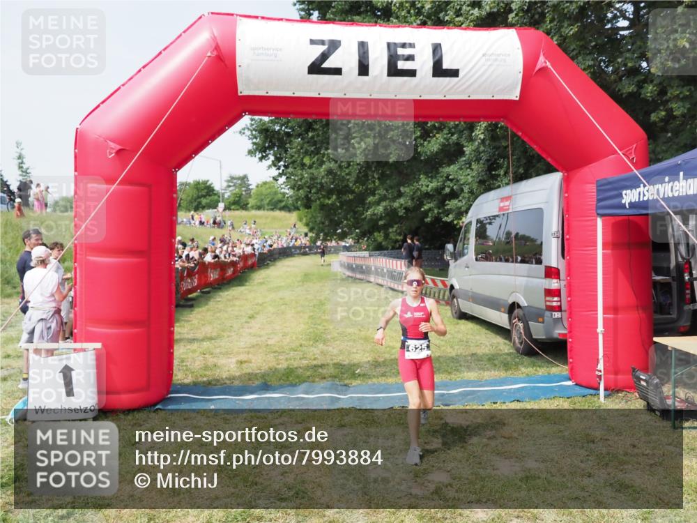 21.06.2025 - 27. Vierlanden-Triathlon MichiJ http://msf.ph/oto/7993884 15.06.2026 11:17:27 Ziel  meine-sportfotos.de
