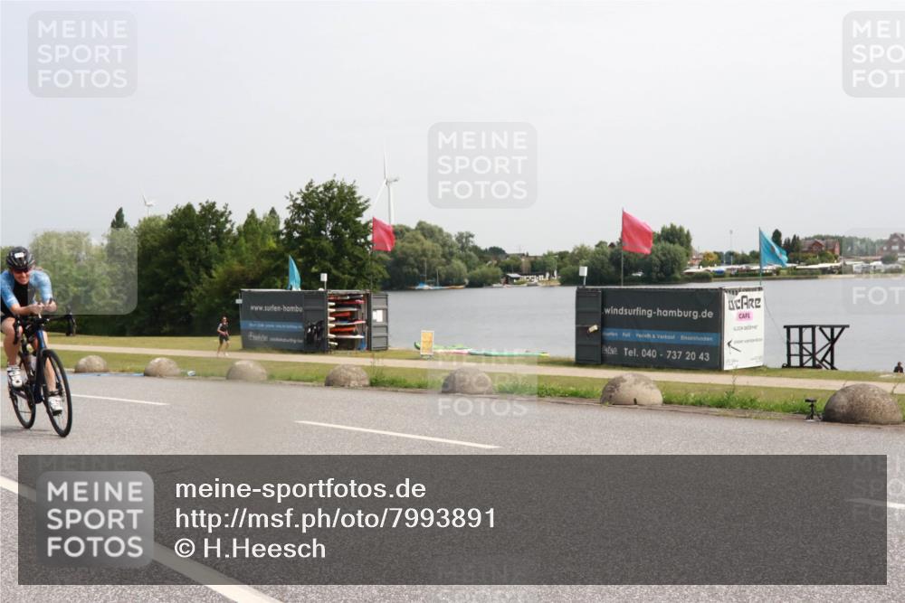 15.06.2025 - 27. Vierlanden-Triathlon H.Heesch http://msf.ph/oto/7993891 15.06.2025 11:18:28 Radfahren 219, 750 meine-sportfotos.de