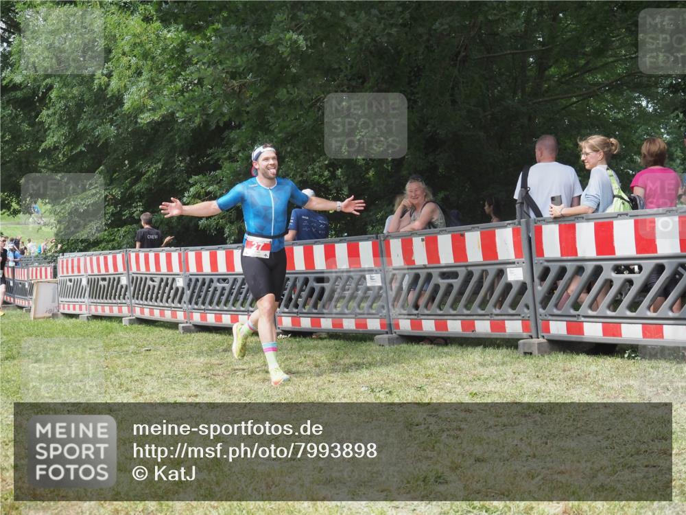 21.06.2025 - 27. Vierlanden-Triathlon KatJ http://msf.ph/oto/7993898 15.06.2025 12:41:29 Ziel 20, 27 meine-sportfotos.de