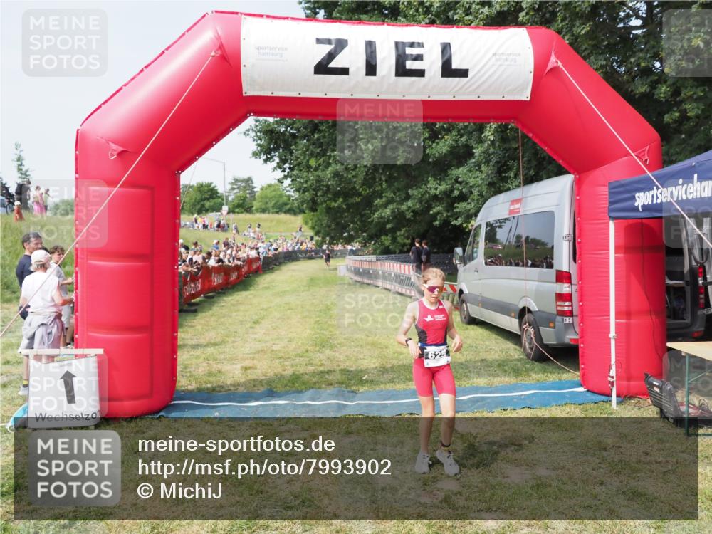 21.06.2025 - 27. Vierlanden-Triathlon MichiJ http://msf.ph/oto/7993902 15.06.2026 11:17:27 Ziel  meine-sportfotos.de