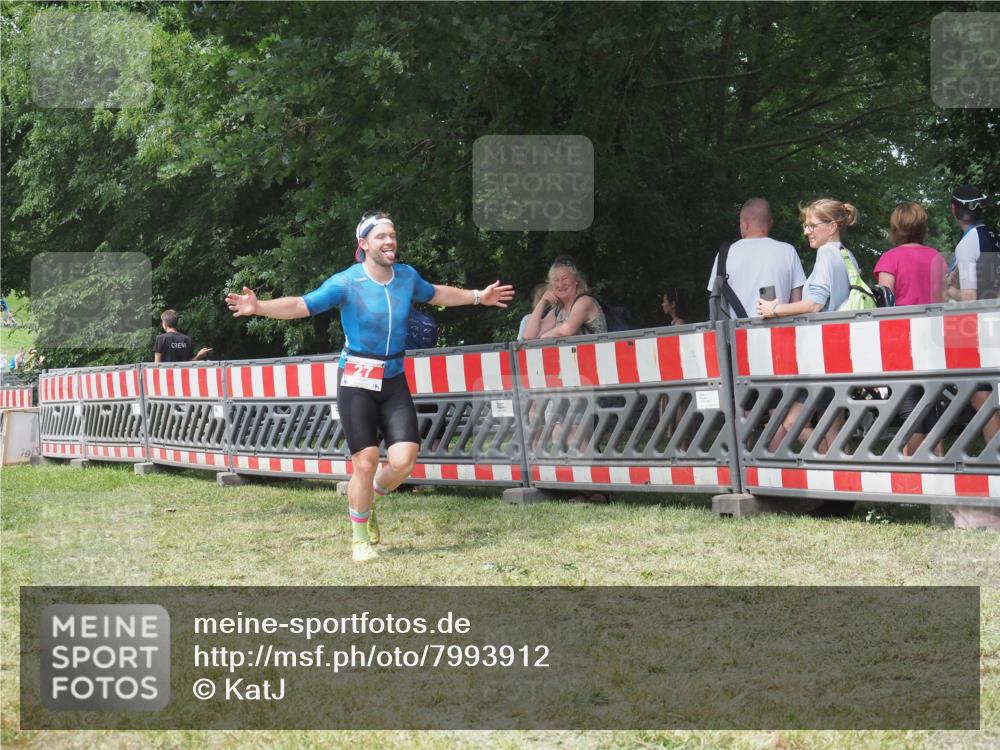 21.06.2025 - 27. Vierlanden-Triathlon KatJ http://msf.ph/oto/7993912 15.06.2025 12:41:29 Ziel 20, 27 meine-sportfotos.de