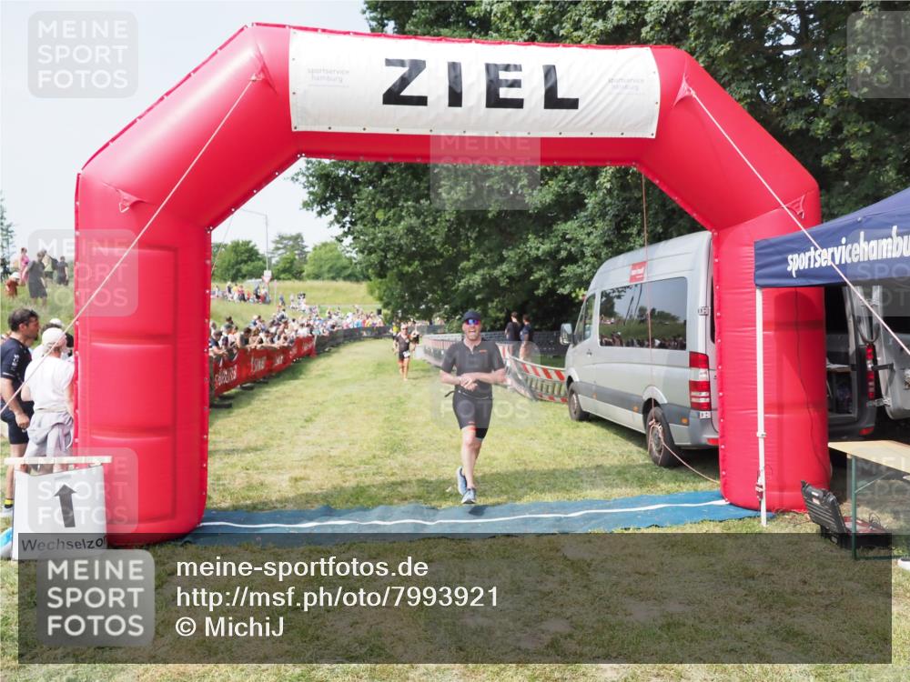 21.06.2025 - 27. Vierlanden-Triathlon MichiJ http://msf.ph/oto/7993921 15.06.2026 11:17:36 Ziel 392 meine-sportfotos.de