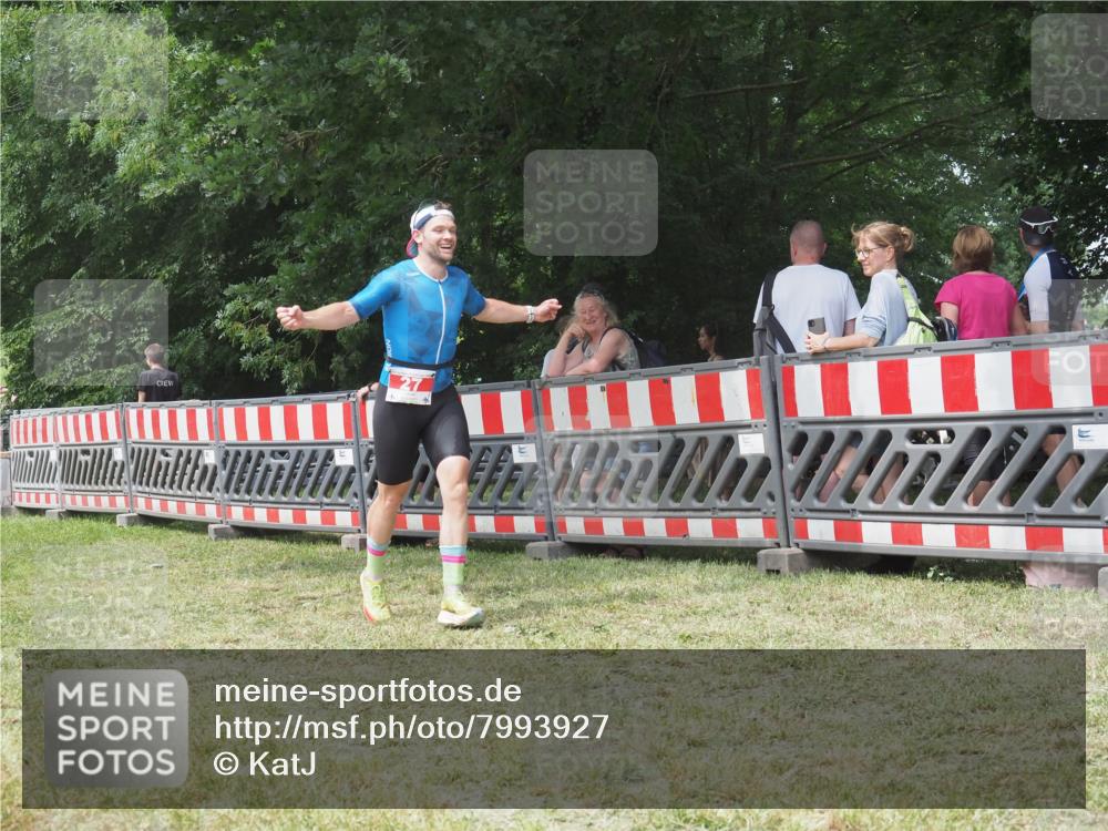 21.06.2025 - 27. Vierlanden-Triathlon KatJ http://msf.ph/oto/7993927 15.06.2025 12:41:29 Ziel 20, 27 meine-sportfotos.de