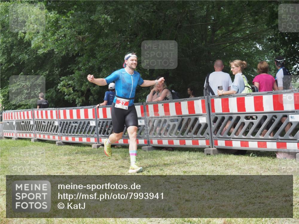 21.06.2025 - 27. Vierlanden-Triathlon KatJ http://msf.ph/oto/7993941 15.06.2025 12:41:29 Ziel 20, 27 meine-sportfotos.de