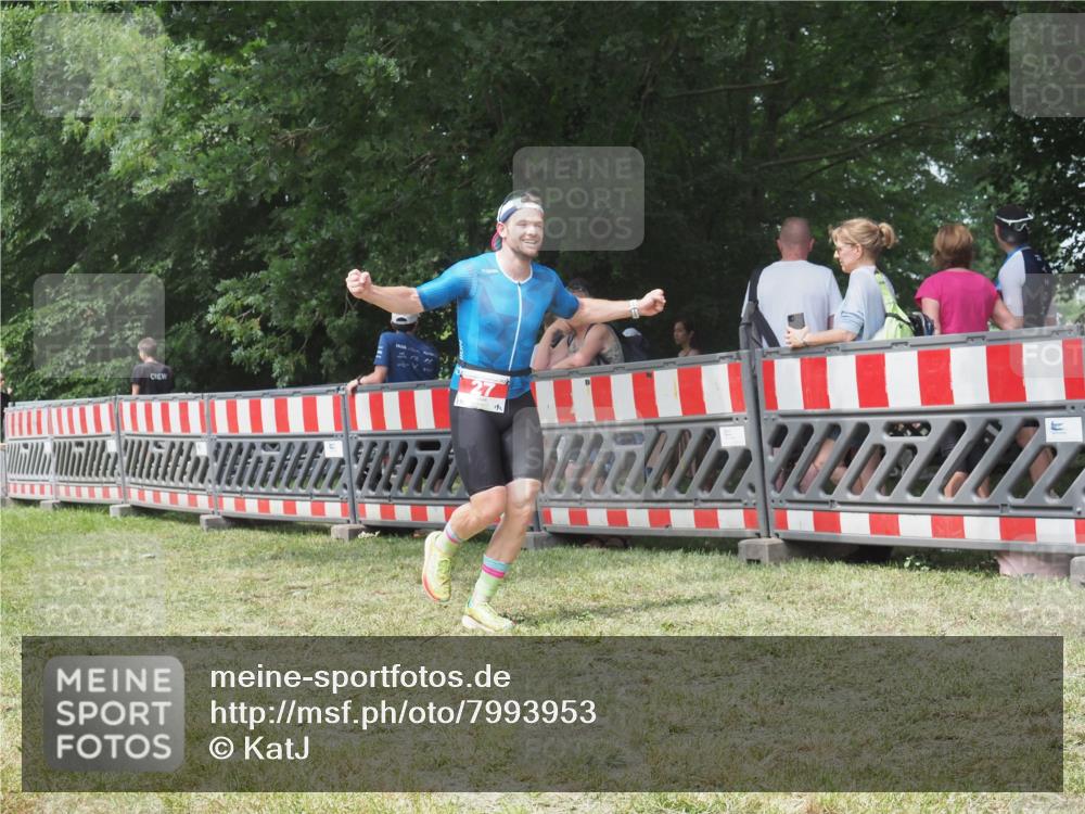 21.06.2025 - 27. Vierlanden-Triathlon KatJ http://msf.ph/oto/7993953 15.06.2025 12:41:29 Ziel 20, 27 meine-sportfotos.de
