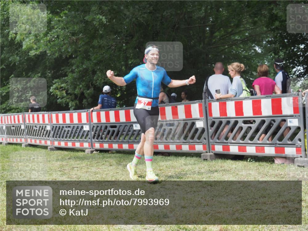 21.06.2025 - 27. Vierlanden-Triathlon KatJ http://msf.ph/oto/7993969 15.06.2025 12:41:30 Ziel 20, 27 meine-sportfotos.de