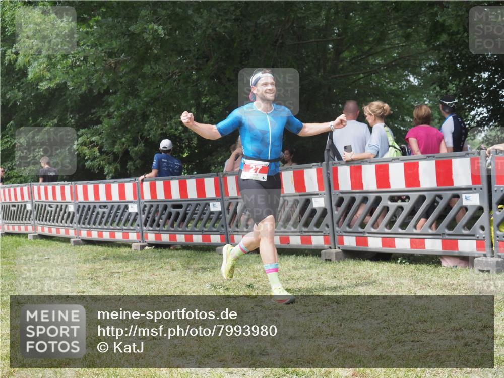 21.06.2025 - 27. Vierlanden-Triathlon KatJ http://msf.ph/oto/7993980 15.06.2025 12:41:30 Ziel 20, 27 meine-sportfotos.de