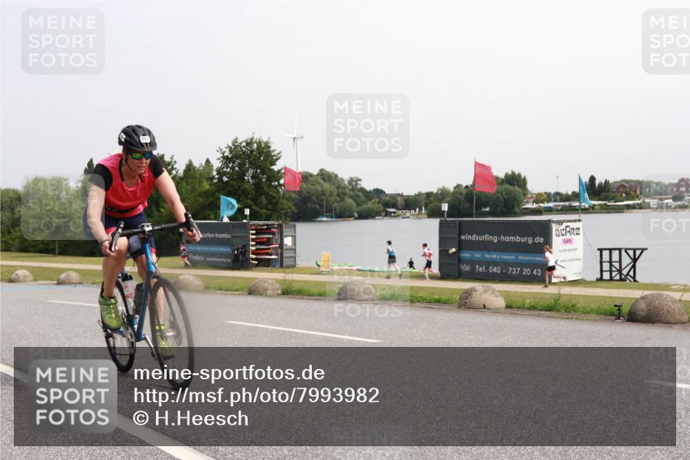 15.06.2025 - 27. Vierlanden-Triathlon H.Heesch http://msf.ph/oto/7993982 15.06.2025 11:19:59 Radfahren 251, 772, 982 meine-sportfotos.de