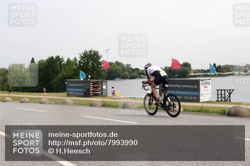 15.06.2025 - 27. Vierlanden-Triathlon H.Heesch http://msf.ph/oto/7993990 15.06.2025 11:20:02 Radfahren 251, 772, 811 meine-sportfotos.de