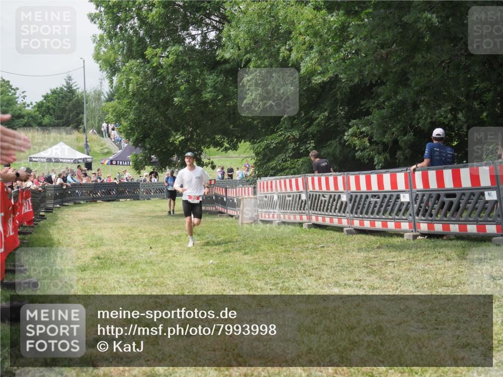 21.06.2025 - 27. Vierlanden-Triathlon KatJ http://msf.ph/oto/7993998 15.06.2025 12:41:32 Ziel 20, 753 meine-sportfotos.de