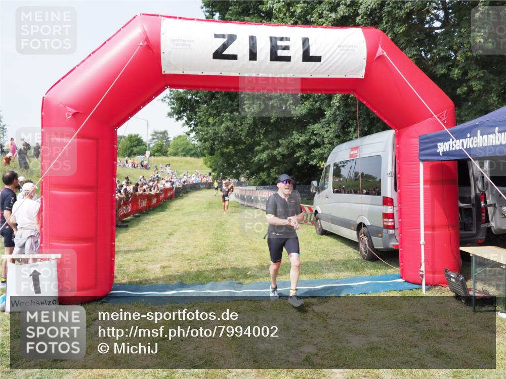 21.06.2025 - 27. Vierlanden-Triathlon MichiJ http://msf.ph/oto/7994002 15.06.2026 11:17:36 Ziel 392 meine-sportfotos.de