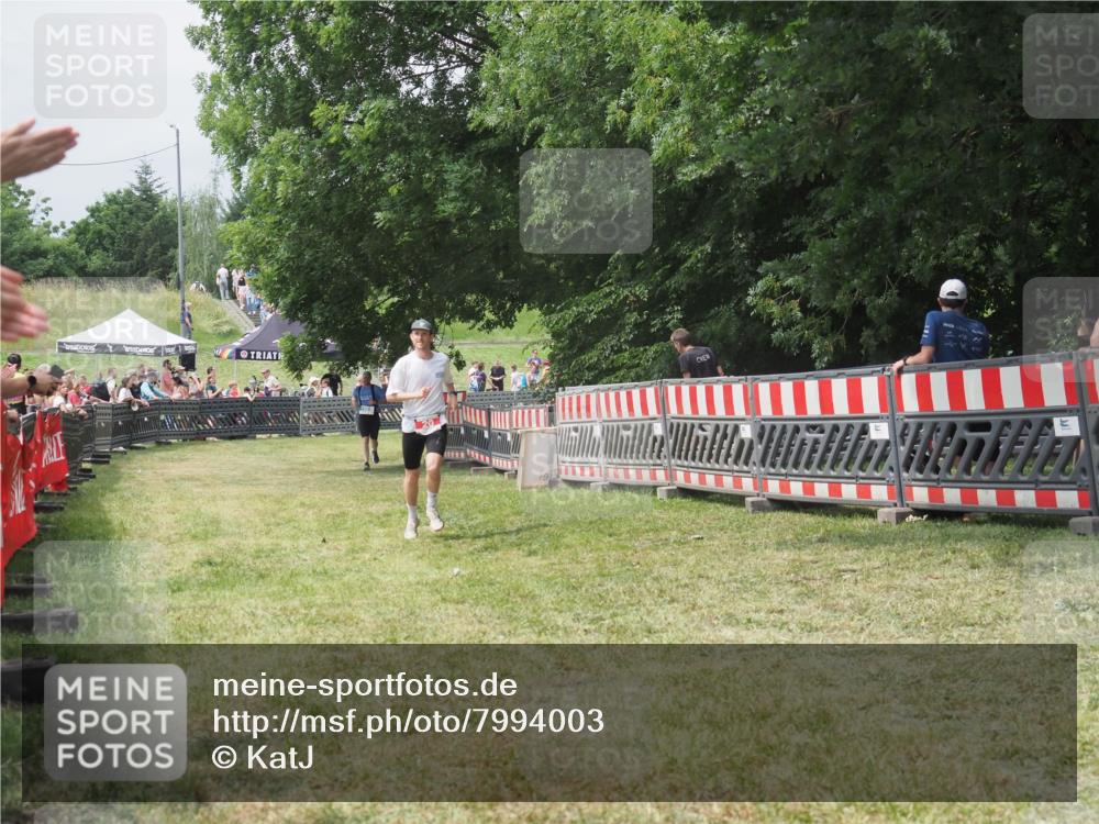 21.06.2025 - 27. Vierlanden-Triathlon KatJ http://msf.ph/oto/7994003 15.06.2025 12:41:32 Ziel 20, 753 meine-sportfotos.de