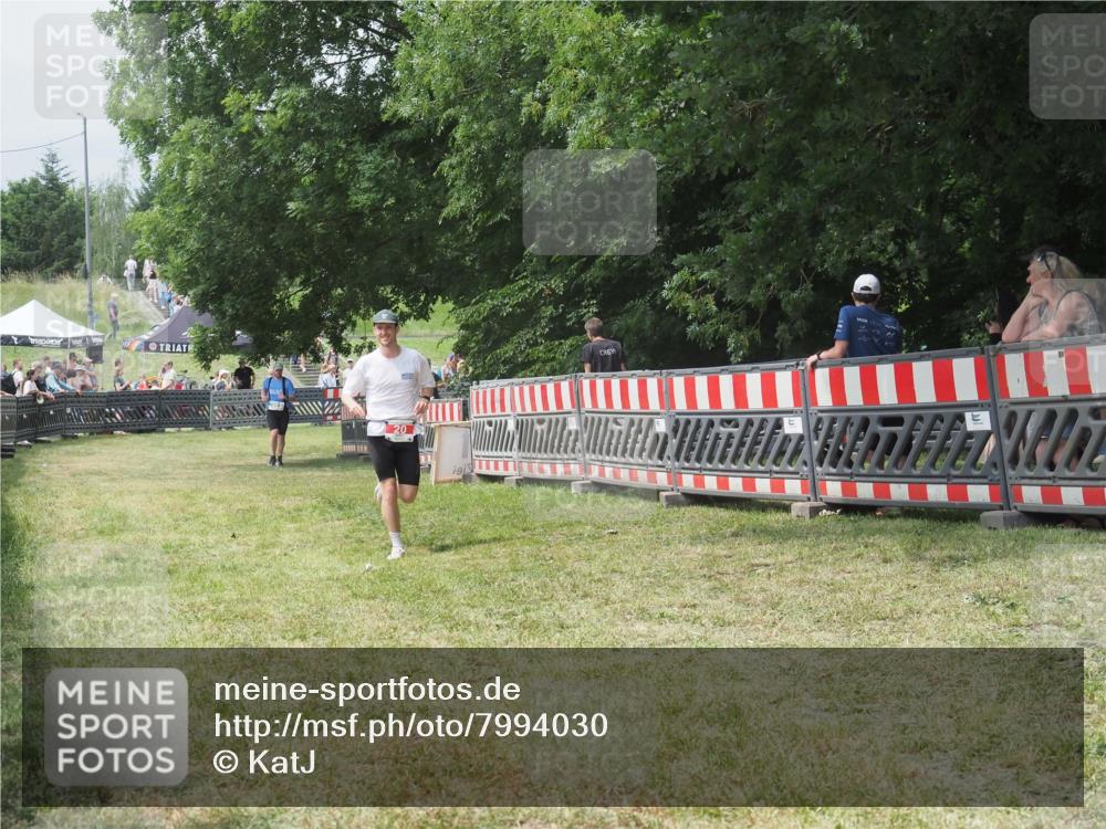21.06.2025 - 27. Vierlanden-Triathlon KatJ http://msf.ph/oto/7994030 15.06.2025 12:41:33 Ziel 20, 753 meine-sportfotos.de