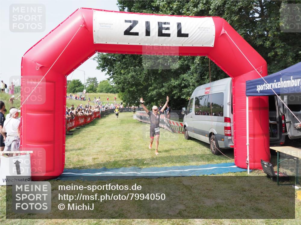 21.06.2025 - 27. Vierlanden-Triathlon MichiJ http://msf.ph/oto/7994050 15.06.2026 11:17:40 Ziel 392, 412 meine-sportfotos.de