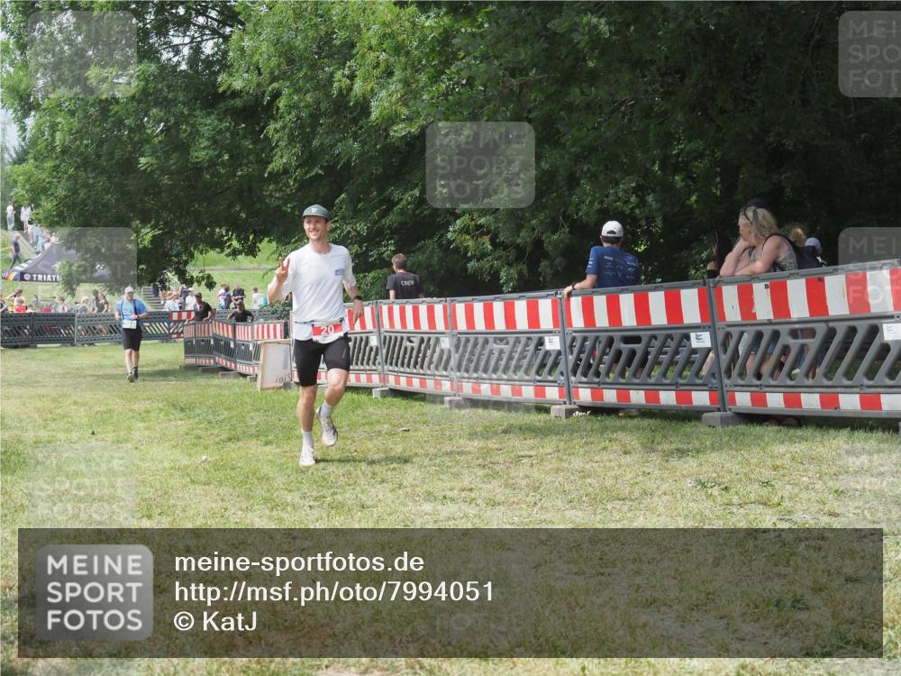 21.06.2025 - 27. Vierlanden-Triathlon KatJ http://msf.ph/oto/7994051 15.06.2025 12:41:34 Ziel 20, 753 meine-sportfotos.de