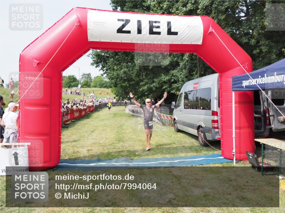 21.06.2025 - 27. Vierlanden-Triathlon MichiJ http://msf.ph/oto/7994064 15.06.2026 11:17:40 Ziel 392, 412 meine-sportfotos.de