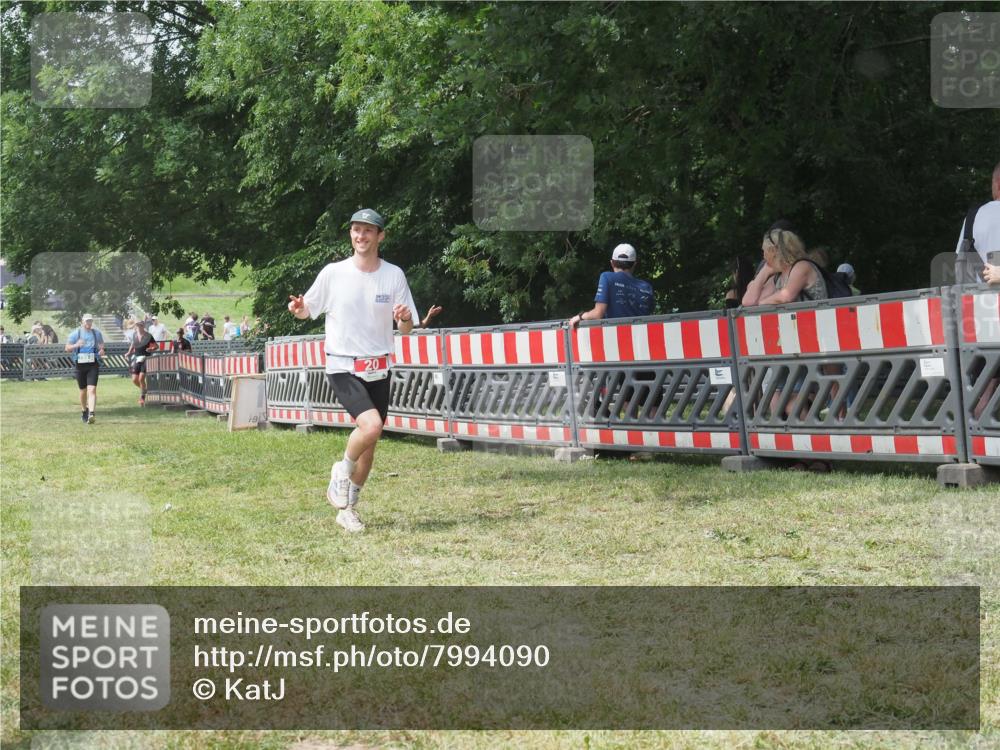 21.06.2025 - 27. Vierlanden-Triathlon KatJ http://msf.ph/oto/7994090 15.06.2025 12:41:34 Ziel 20, 753 meine-sportfotos.de