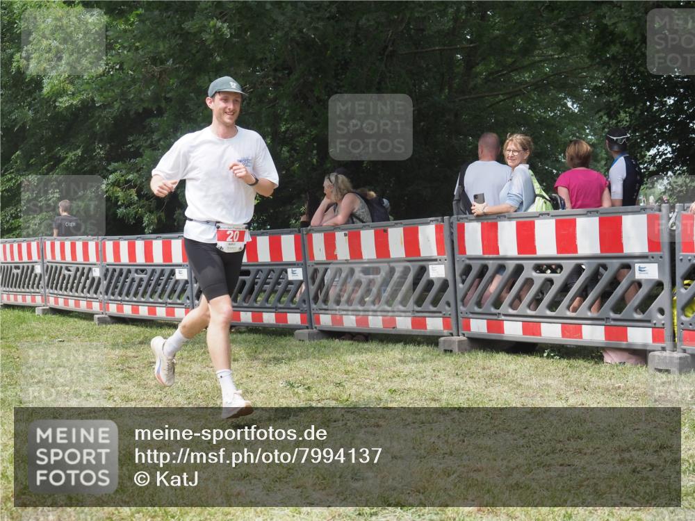 21.06.2025 - 27. Vierlanden-Triathlon KatJ http://msf.ph/oto/7994137 15.06.2025 12:41:35 Ziel 20, 753 meine-sportfotos.de