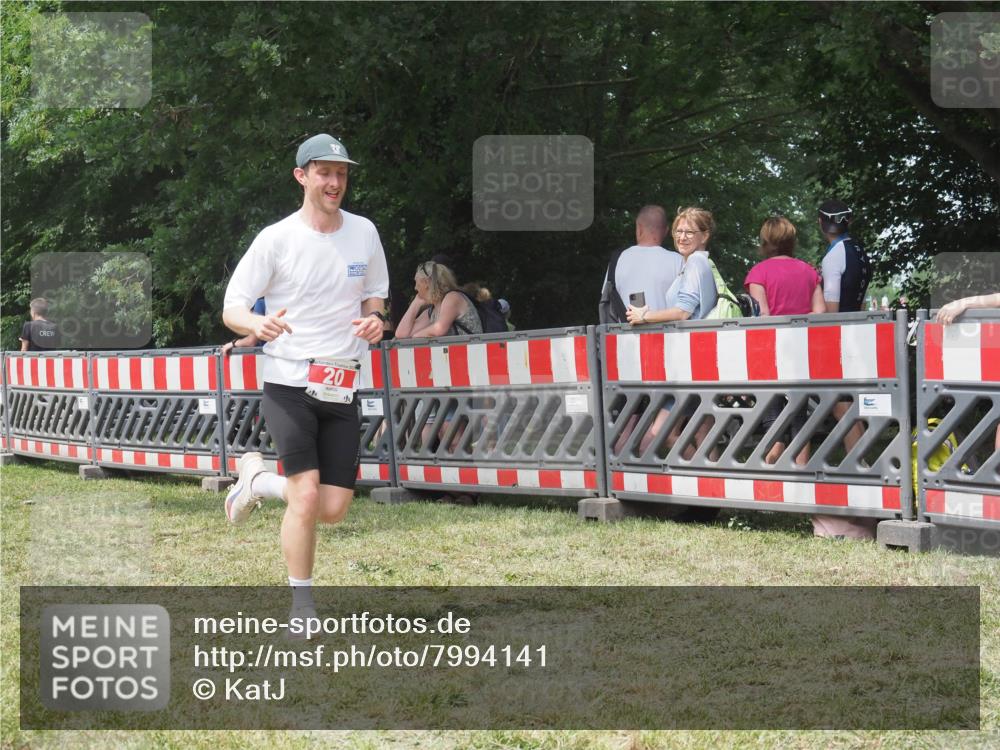 21.06.2025 - 27. Vierlanden-Triathlon KatJ http://msf.ph/oto/7994141 15.06.2025 12:41:35 Ziel 20, 753 meine-sportfotos.de