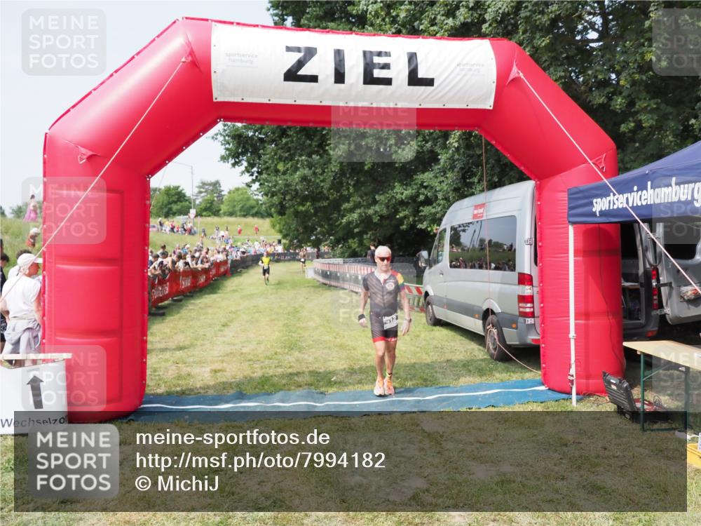 21.06.2025 - 27. Vierlanden-Triathlon MichiJ http://msf.ph/oto/7994182 15.06.2026 11:17:41 Ziel 392, 412 meine-sportfotos.de