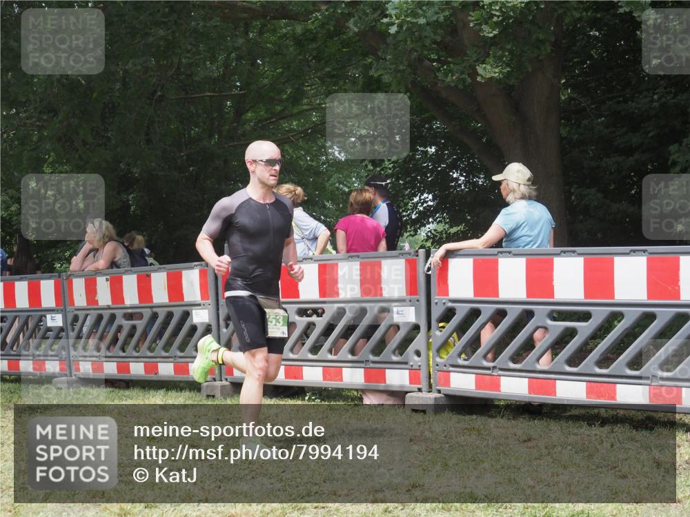 21.06.2025 - 27. Vierlanden-Triathlon KatJ http://msf.ph/oto/7994194 15.06.2025 12:41:43 Ziel 753 meine-sportfotos.de