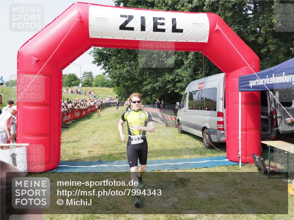 21.06.2025 - 27. Vierlanden-Triathlon MichiJ http://msf.ph/oto/7994343 15.06.2026 11:17:48 Ziel 287, 293, 412 meine-sportfotos.de
