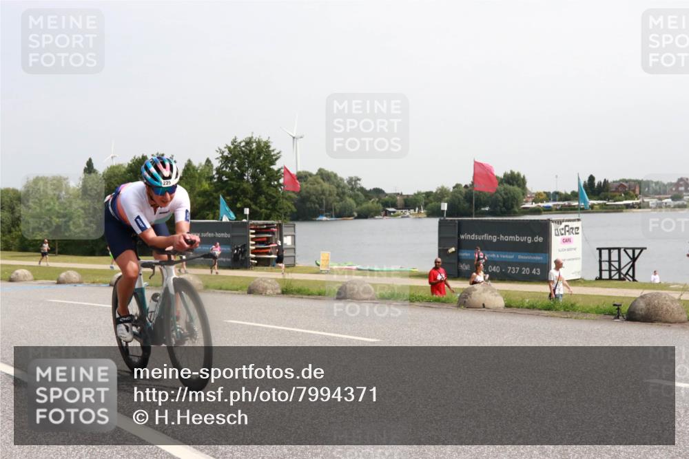 15.06.2025 - 27. Vierlanden-Triathlon H.Heesch http://msf.ph/oto/7994371 15.06.2025 11:21:55 Radfahren 225, 719 meine-sportfotos.de