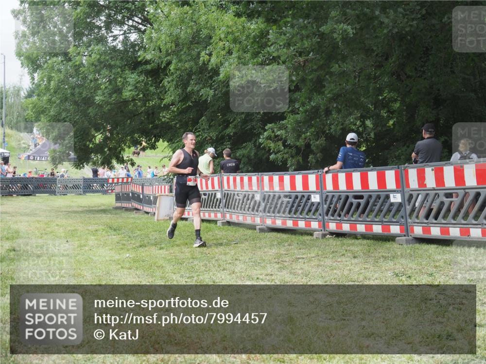 21.06.2025 - 27. Vierlanden-Triathlon KatJ http://msf.ph/oto/7994457 15.06.2025 12:43:07 Ziel 37 meine-sportfotos.de