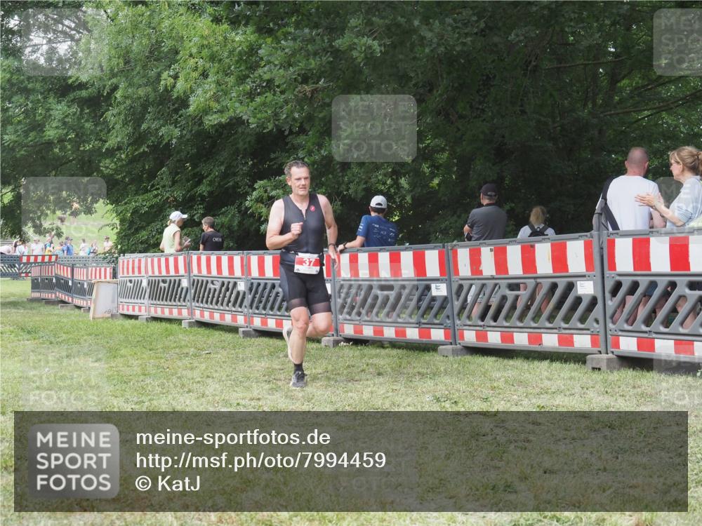 21.06.2025 - 27. Vierlanden-Triathlon KatJ http://msf.ph/oto/7994459 15.06.2025 12:43:08 Ziel 37 meine-sportfotos.de