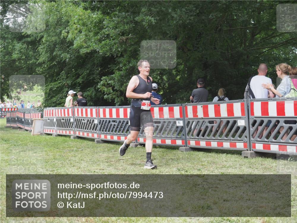21.06.2025 - 27. Vierlanden-Triathlon KatJ http://msf.ph/oto/7994473 15.06.2025 12:43:09 Ziel 37 meine-sportfotos.de