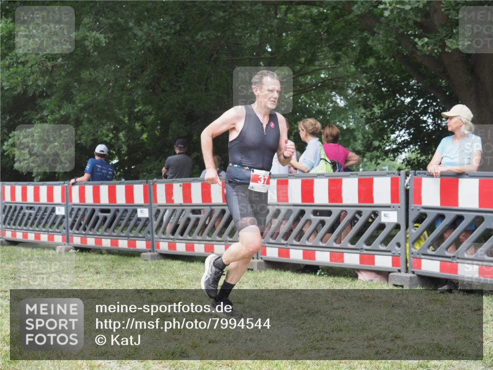 21.06.2025 - 27. Vierlanden-Triathlon KatJ http://msf.ph/oto/7994544 15.06.2025 12:43:10 Ziel 37 meine-sportfotos.de