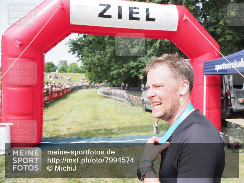 21.06.2025 - 27. Vierlanden-Triathlon MichiJ http://msf.ph/oto/7994574 15.06.2026 11:18:08 Ziel 462 meine-sportfotos.de