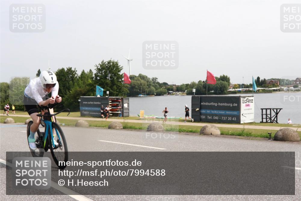 15.06.2025 - 27. Vierlanden-Triathlon H.Heesch http://msf.ph/oto/7994588 15.06.2025 11:22:36 Radfahren 74, 198, 920, 951 meine-sportfotos.de