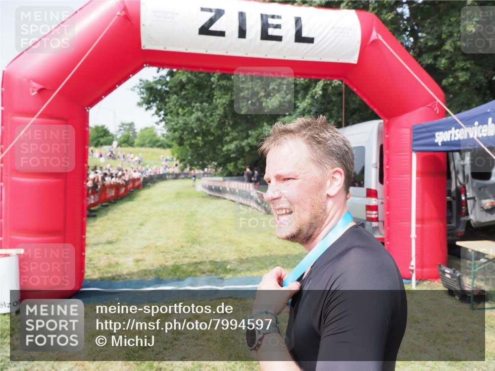 21.06.2025 - 27. Vierlanden-Triathlon MichiJ http://msf.ph/oto/7994597 15.06.2026 11:18:08 Ziel 462 meine-sportfotos.de
