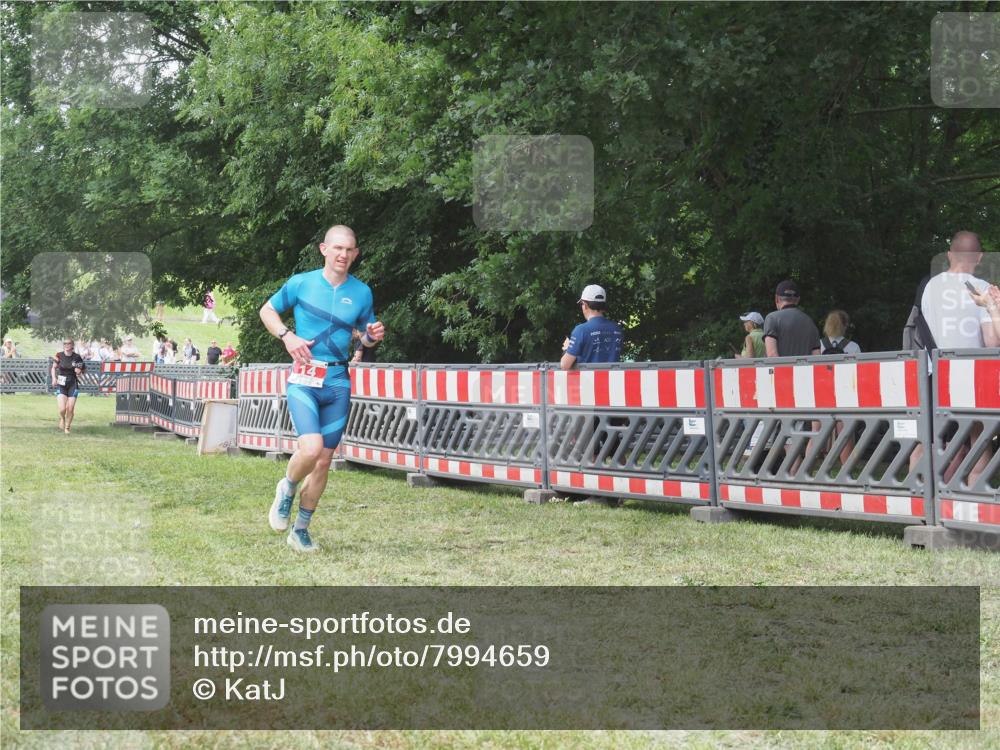 21.06.2025 - 27. Vierlanden-Triathlon KatJ http://msf.ph/oto/7994659 15.06.2025 12:44:04 Ziel 14, 978 meine-sportfotos.de