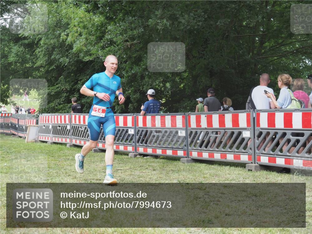 21.06.2025 - 27. Vierlanden-Triathlon KatJ http://msf.ph/oto/7994673 15.06.2025 12:44:04 Ziel 14, 978 meine-sportfotos.de