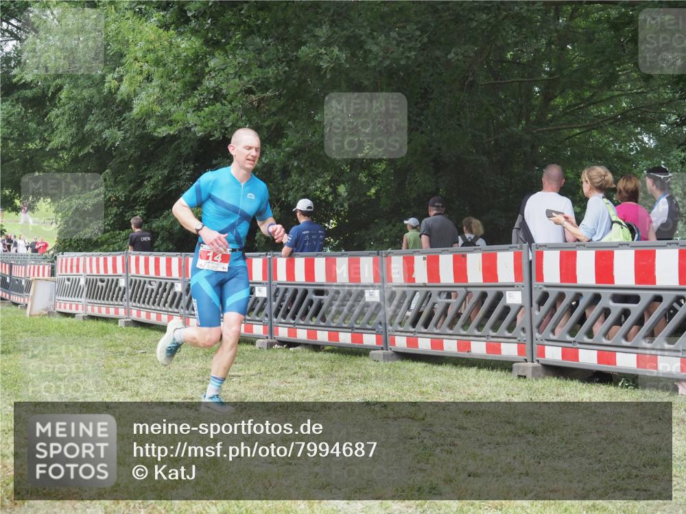 21.06.2025 - 27. Vierlanden-Triathlon KatJ http://msf.ph/oto/7994687 15.06.2025 12:44:04 Ziel 14, 978 meine-sportfotos.de