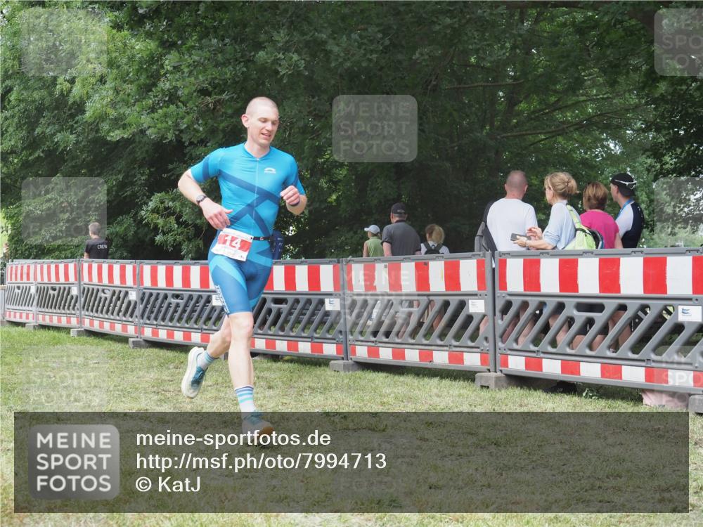 21.06.2025 - 27. Vierlanden-Triathlon KatJ http://msf.ph/oto/7994713 15.06.2025 12:44:05 Ziel 14, 978 meine-sportfotos.de