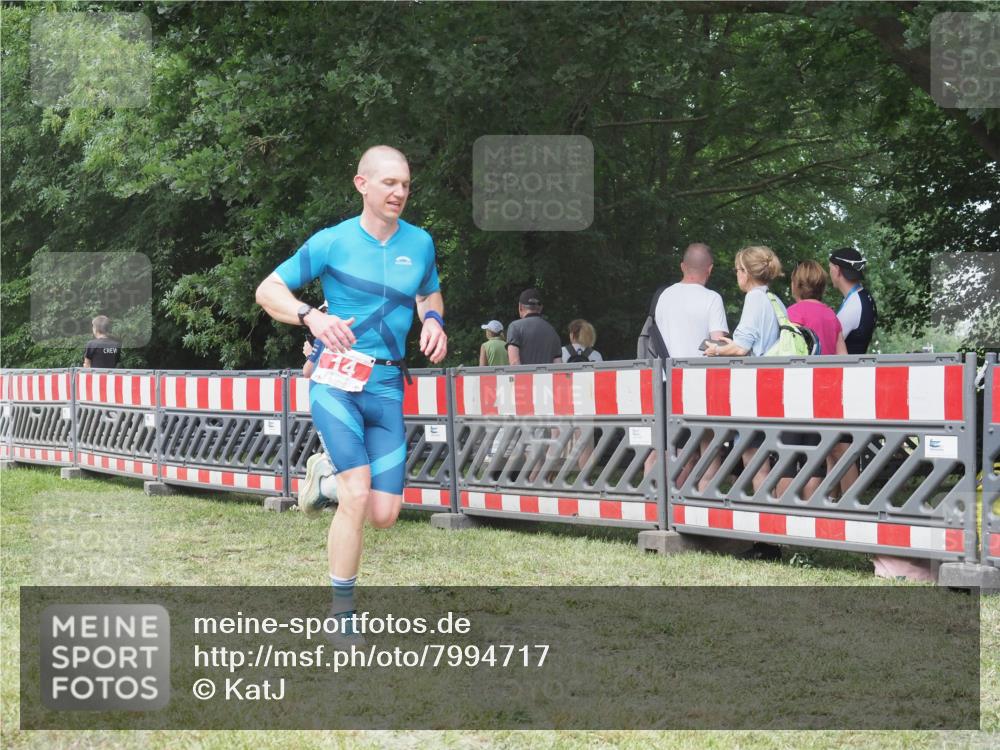 21.06.2025 - 27. Vierlanden-Triathlon KatJ http://msf.ph/oto/7994717 15.06.2025 12:44:05 Ziel 14, 978 meine-sportfotos.de