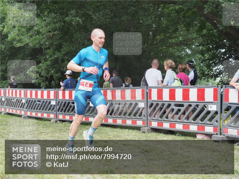 21.06.2025 - 27. Vierlanden-Triathlon KatJ http://msf.ph/oto/7994720 15.06.2025 12:44:05 Ziel 14, 978 meine-sportfotos.de
